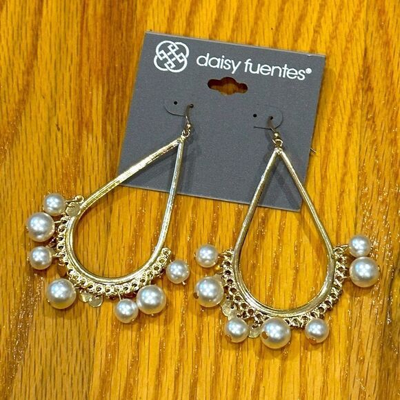Daisy Fuentes Jewelry - Daisy Fuentes large chandelier pearl earrings gold